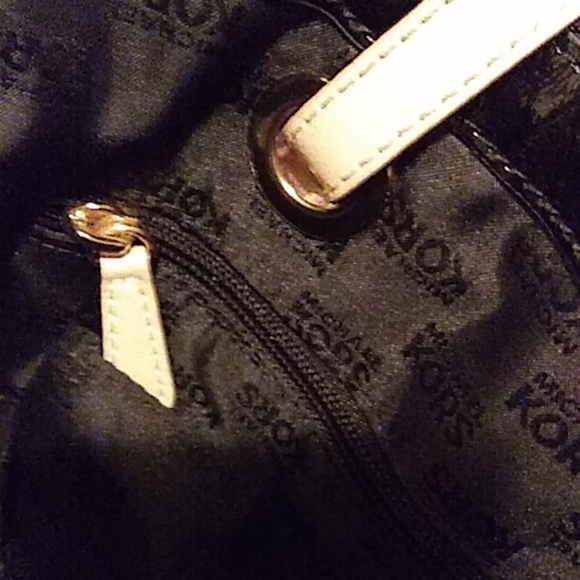 Micheal kors purse - Picture 7 of 7